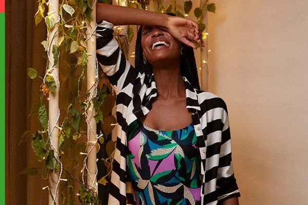 Modelo em campanha da C&A com mix de estampas
