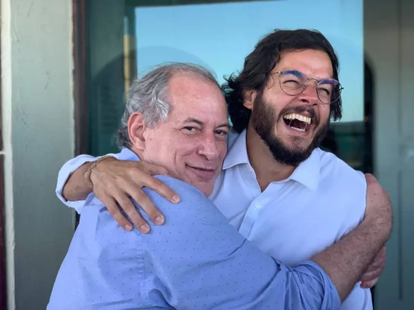O ex-ministro Ciro Gomes abraça o deputado federal Túlio Gadêlha durante encontro organizado no início de 2019