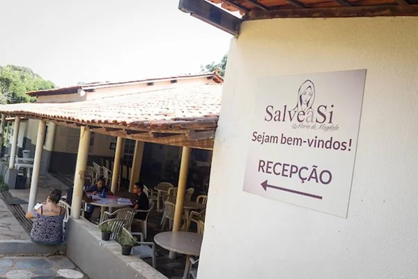 Placa em parede de casa para tratamento químico