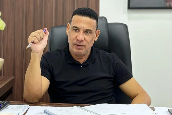 Funcionário de prefeitura é preso por dirigir com placa oficial falsa. Metrópoles