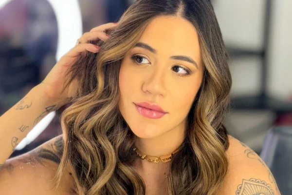 Foto colorida da influencer Karine Carrijo - Metrópoles