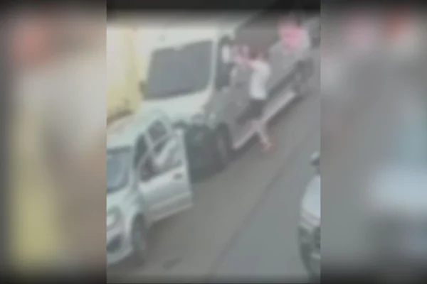 Imagem colorida mostra discussão em frente a escola no interior de SP. Metrópoles