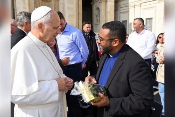 Papa Leão XIV recebe presente do padre Patriky Samuel Batista