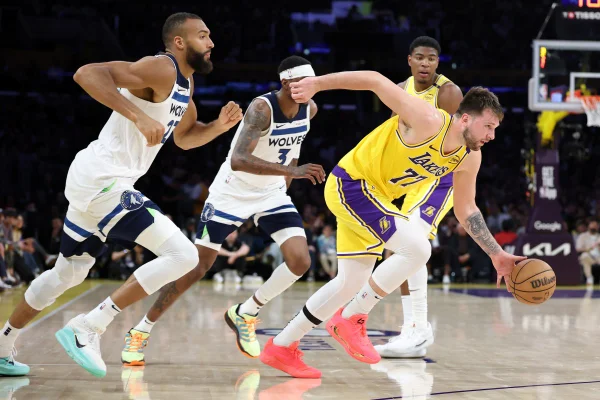 Imagem colorida de Luka Doncic em quadra - Metrópoles