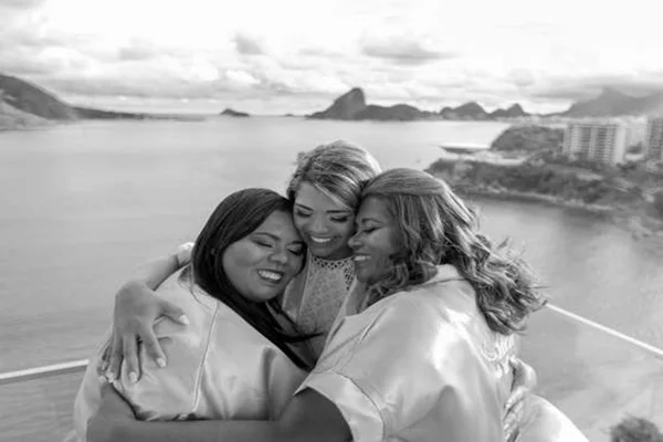 Thamires no meio com a mãe e a irmã, que morreram de Covid-19