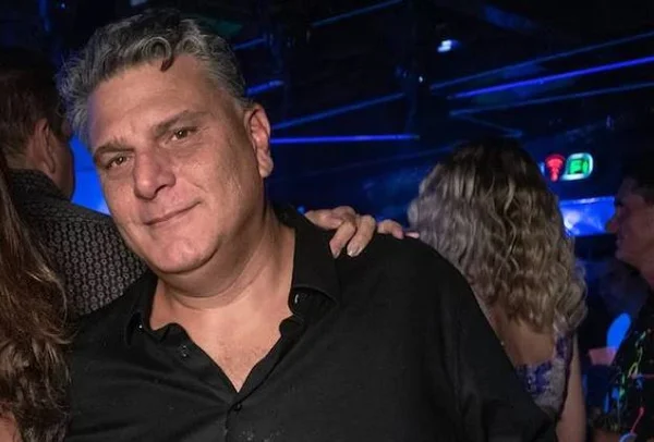 Fotografia colorida de homem com camisa preta