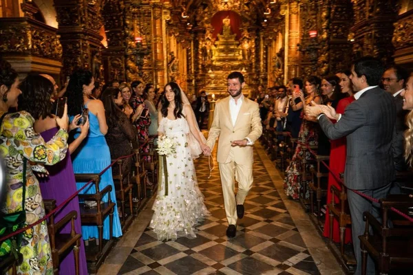 Maria Antônia Ferraz e Miguel Ramos se casam em belo mosteiro no Rio