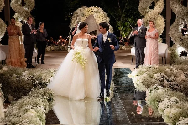 Maria Victória Salomão e Eugênio Filho brindam o amor com megafesta