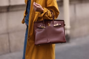 A bolsa, inspirada na atriz Jane Birkin, tem uma baixa produção e alta demanda