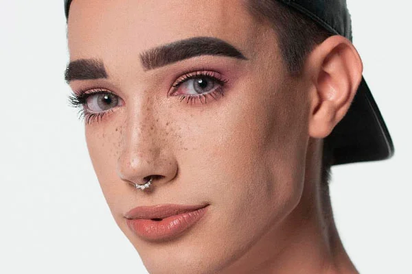 Covergirl anuncia James Charles como seu primeiro garoto-propaganda