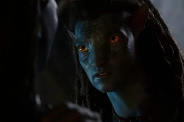 Trailer do filme Avatar: O Caminho da Água. No frame, um dos personagens olho pro outro no escuro - Metrópoles