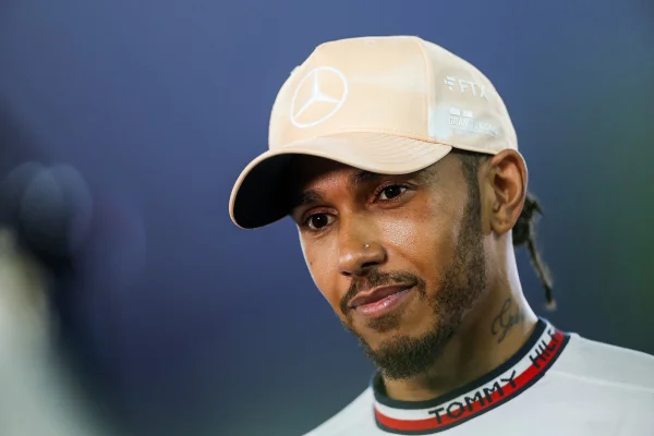 FIA aprova atestado e Hamilton não será punido por uso de joias
