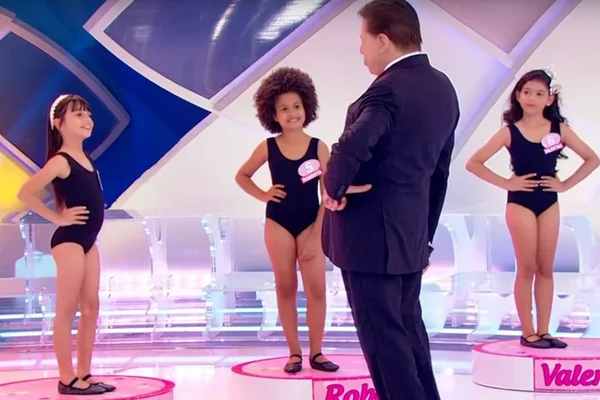 Programa Silvio Santos faz crianças desfilarem de maiô e gera revolta