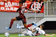 Bruno Henrique em lance de jogo