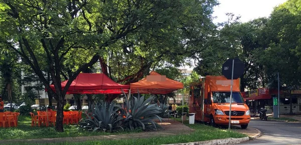 Food trucks ocupam locais proibidos e irritam comerciantes de quadras