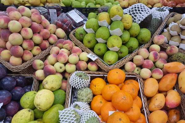 Várias e diferentes frutas em supermercado - Metrópoles