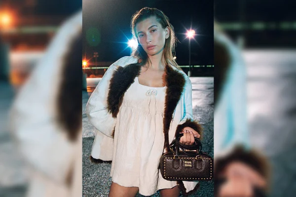 Hailey Bieber usa babydoll da Miu Miu e reacende debate sobre peça