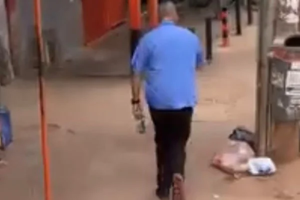 Motorista de ônibus persegue passageiro com garrafa após provocação