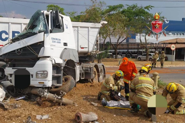O Corpo de Bombeiros Militar do Distrito Federal (CBMDF) atendeu, na tarde desta segunda-feira (7/10), um acidente envolvendo uma carreta no Setor de Transporte Rodoviário de Cargas (STRC), próximo ao Setor de Indústrias e Abastecimento (SIA).