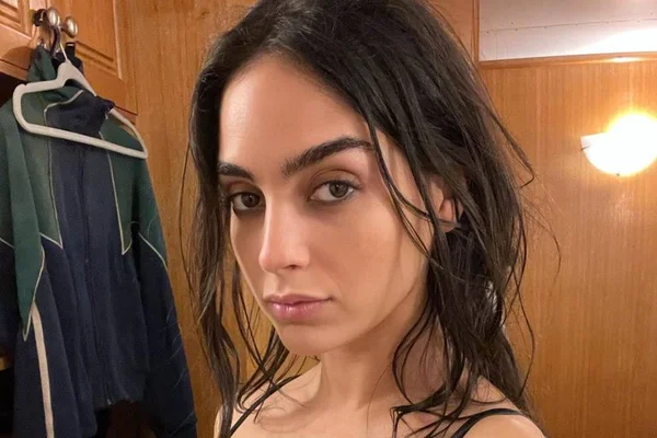 Foto colorida da atriz Melissa Barrera - Metrópoles