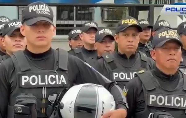 Soldados do Equador enfileirados - Metrópoles