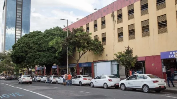 Câmera no banheiro: Funcionária de shopping popular de BH vê assediador em janela e suspeito é detido