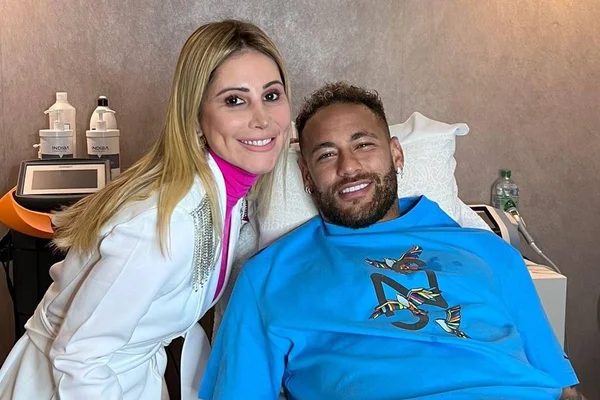 Dermatologista de Neymar exalta botox e compara expressões com CR7