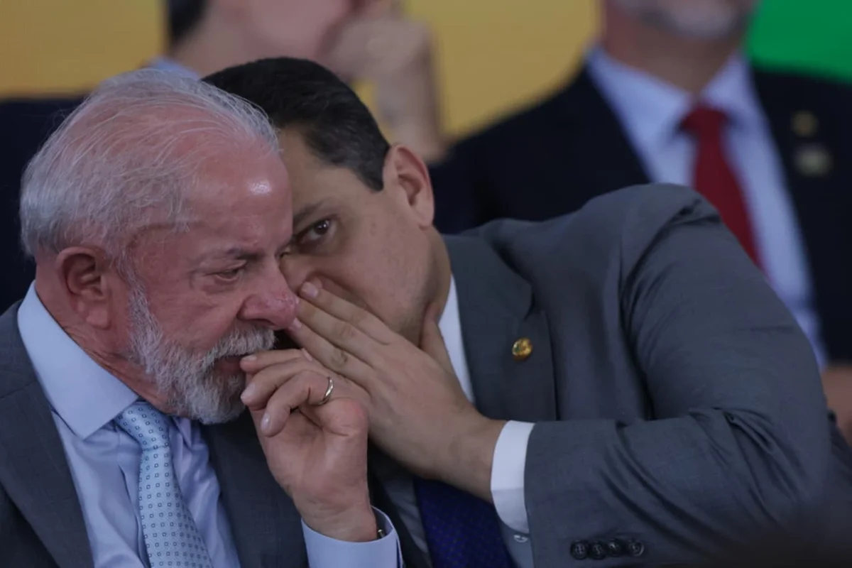 "Segredo", diz Davi Alcolumbre após encontro com Lula