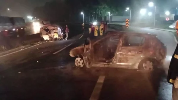 Jovem morre após carro pegar fogo na BR-101, em Joinville (SC)