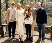 Angélica, Luciano Huck e os filhos posam juntos durante viagem Angélica, Luciano Huck e os filhos posam juntos durante viagem