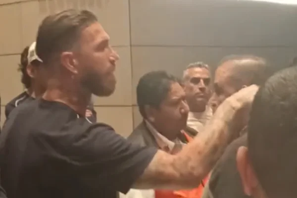 Foto colorida de Sergio Ramos com camisa preta - Metrópoles