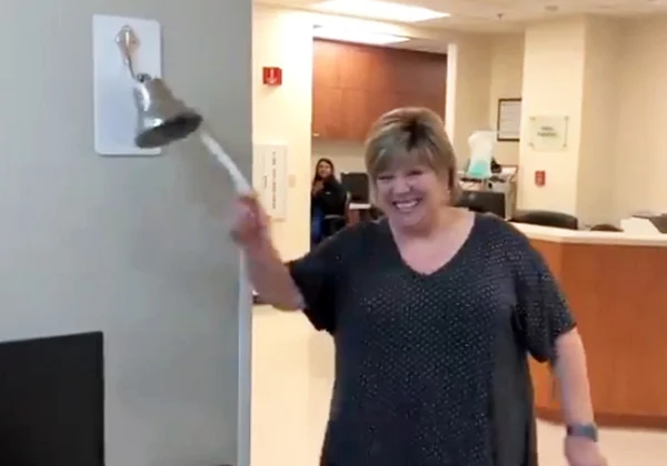 Vídeo: mulher livre de câncer bate sino com tanta força que ele quebra