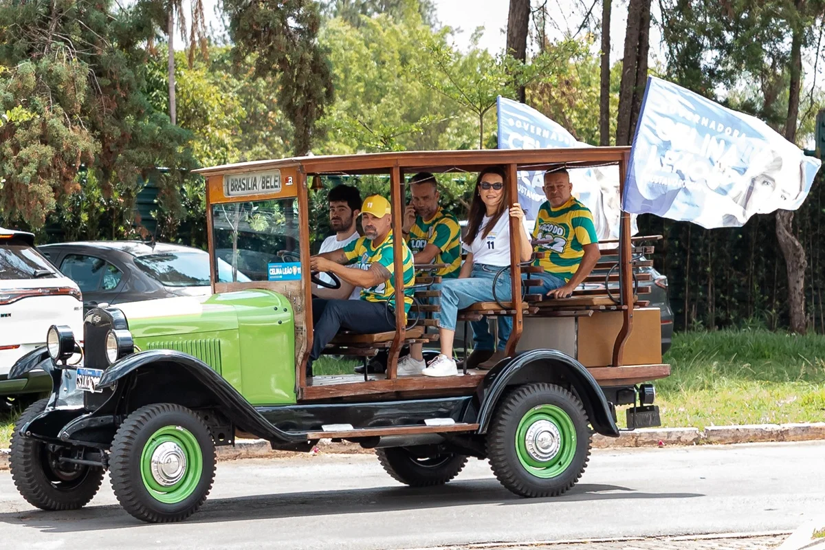 Candidato chegou em um carro de colecionador, Jardineira - 1929, junto com a esposa Marcela Passamani Candidato chegou em um carro de colecionador, Jardineira - 1929, junto com a esposa Marcela Passamani