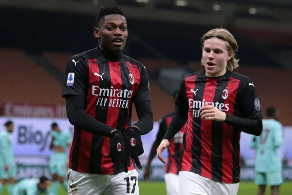 Milan ganha do Torino e se mantém na liderança isolada do Italiano