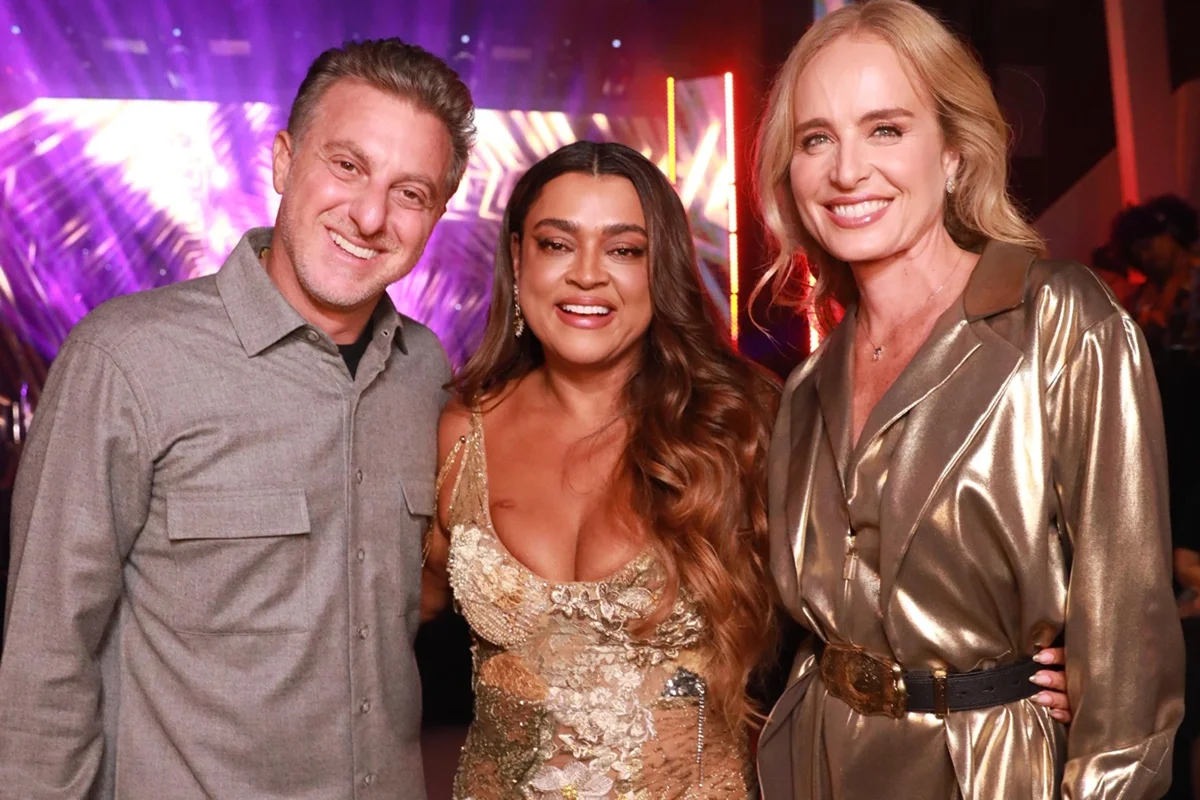 Angélica, Luciano Huck e Preta Gil posam juntos e sorridentes Angélica, Luciano Huck e Preta Gil posam juntos e sorridentes