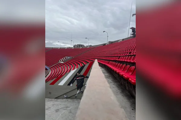 Imagens coloridas mostram arquibancadas do Morumbis vazia, com cadeiras vermelhas, e imagem de jogador do São Paulo FC pintada em parede