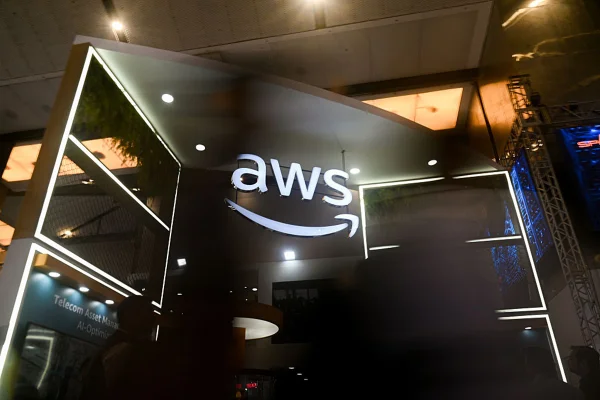Imagem colorida da logo da AWS