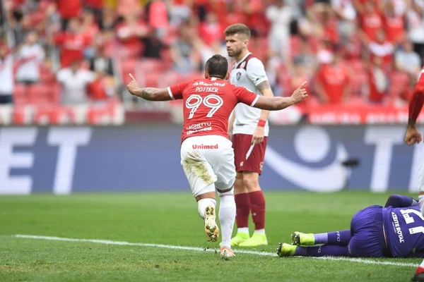 Ilusão de ótica: a bola bateu ou não no braço de Cuesta?