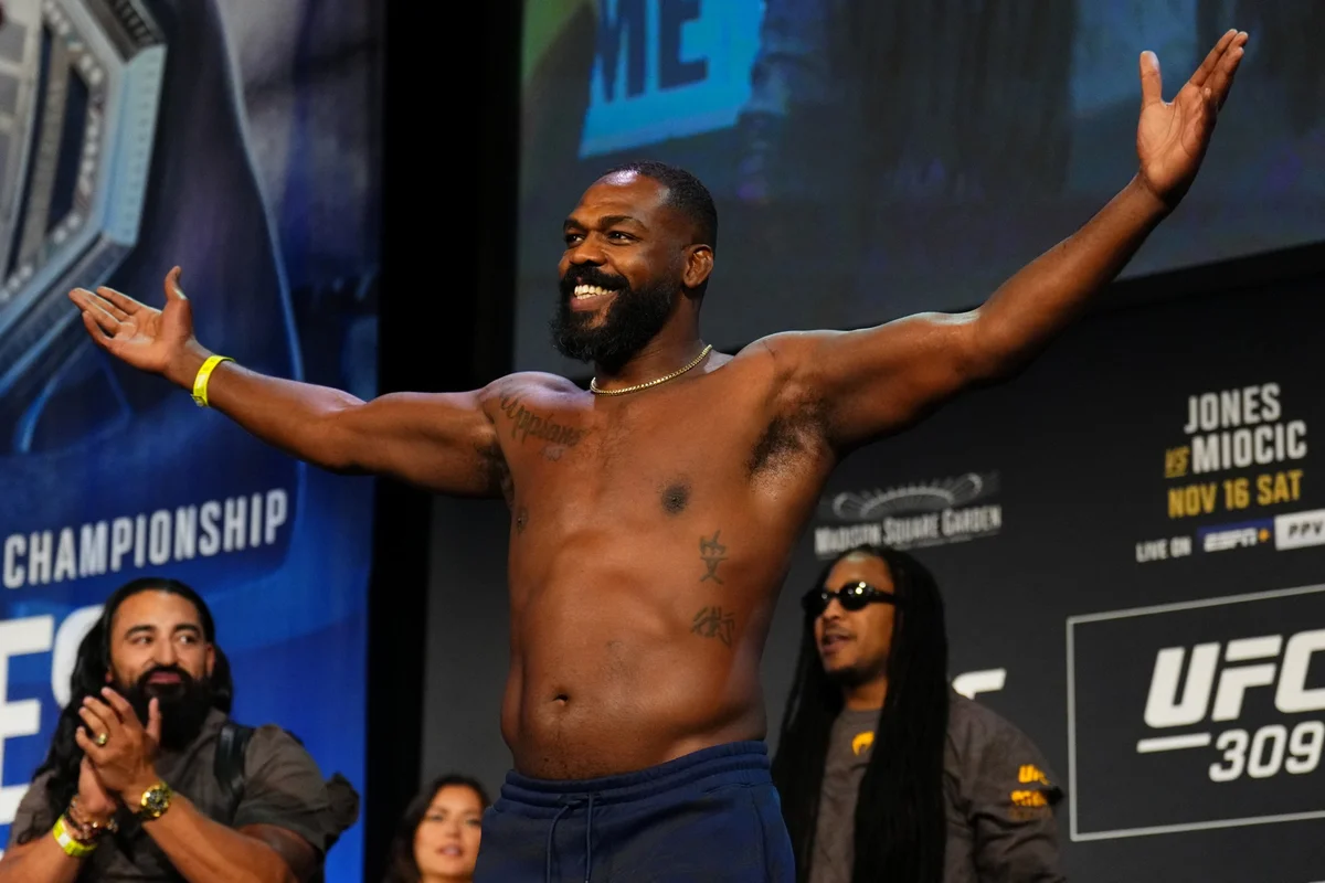 Foto colorida de Jon Jones, ex-campeão do UFC - Metrópoles