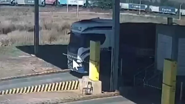 Carreta quebrando cancela