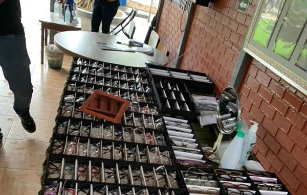 óculos falso médico