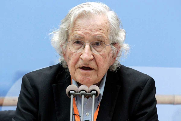 Escritor e filósofo Noam Chomsky tem alta de hospital de São Paulo
