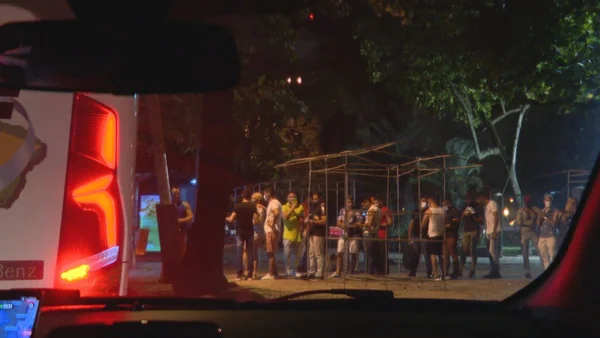 Organizadores fretam ônibus para público de festas clandestinas no Rio