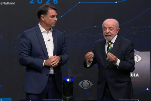 Em debate, Lula e Flávio falam sobre “filho” e “irmão” fugidos do Brasil - destaque galeria