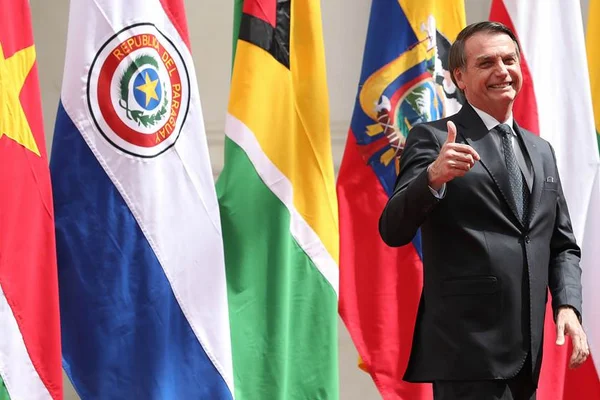 Bolsonaro quer conversar com Maia: “Uma namorada que quis ir embora”