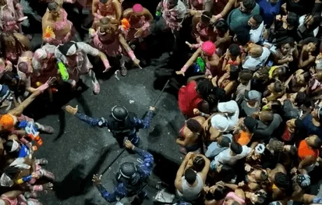 Imagem colorida mostra bloco dos "Muquiranas", em Salvador (BA) - Metrópoles