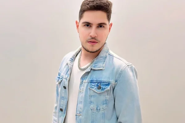 Luccas Lira posa para fotos de divulgação