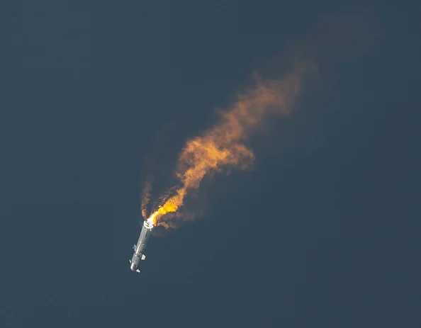 Imagem do foguete Starship, da SpaceX, caindo pouco depois do lançamento - Metrópoles