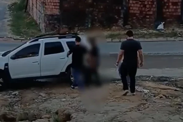 Imagem colorida,policiais prendem o pastor- Metrópoles