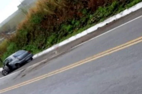 Sem cinto, motorista é arremessado de carro após acidente na Bahia